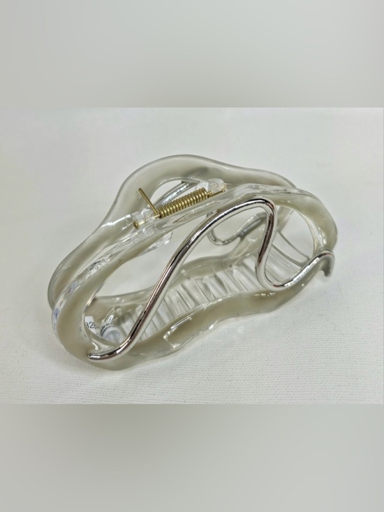 Free People Accessories - Free people Mason Claw. NWT. Silver and clear